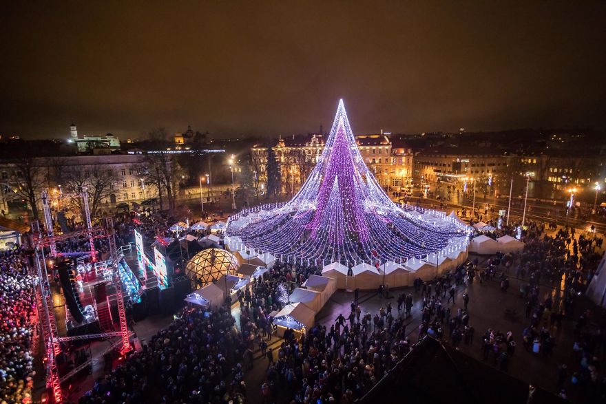 Spectacular Christmas Tree In Vilnius Features 70,000 Lightbulbs And 900 Toys