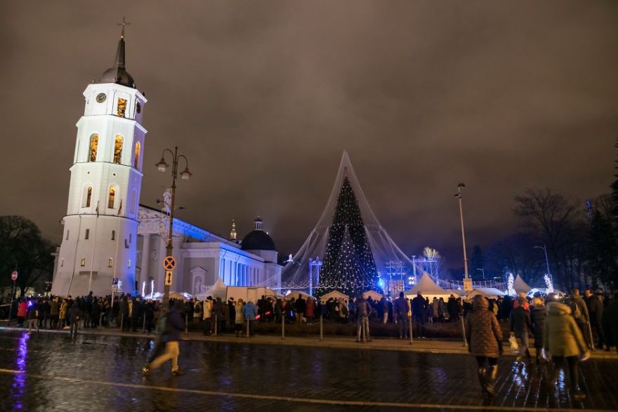 Spectacular Christmas Tree In Vilnius Features 70,000 Lightbulbs And 900 Toys