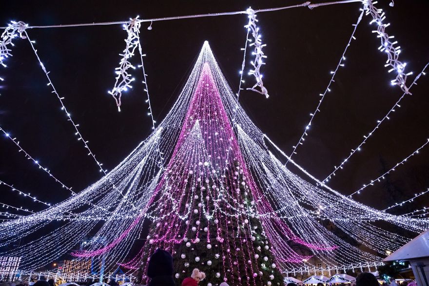 Spectacular Christmas Tree In Vilnius Features 70,000 Lightbulbs And 900 Toys