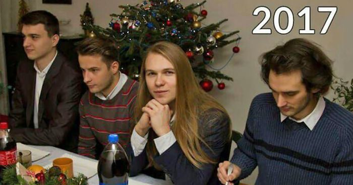 Every Year These 4 Friends Take The Same Christmas Photo, And The Way They Change Is AmazingEvery Year These 4 Friends Take The Same Christmas Photo, And The Way They Change Is Amazing