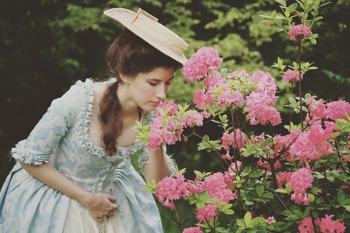 This Girl Makes Her Own Costumes And Proves Time Travel Is Real This Girl Makes Her Own Costumes And Proves Time Travel Is Real