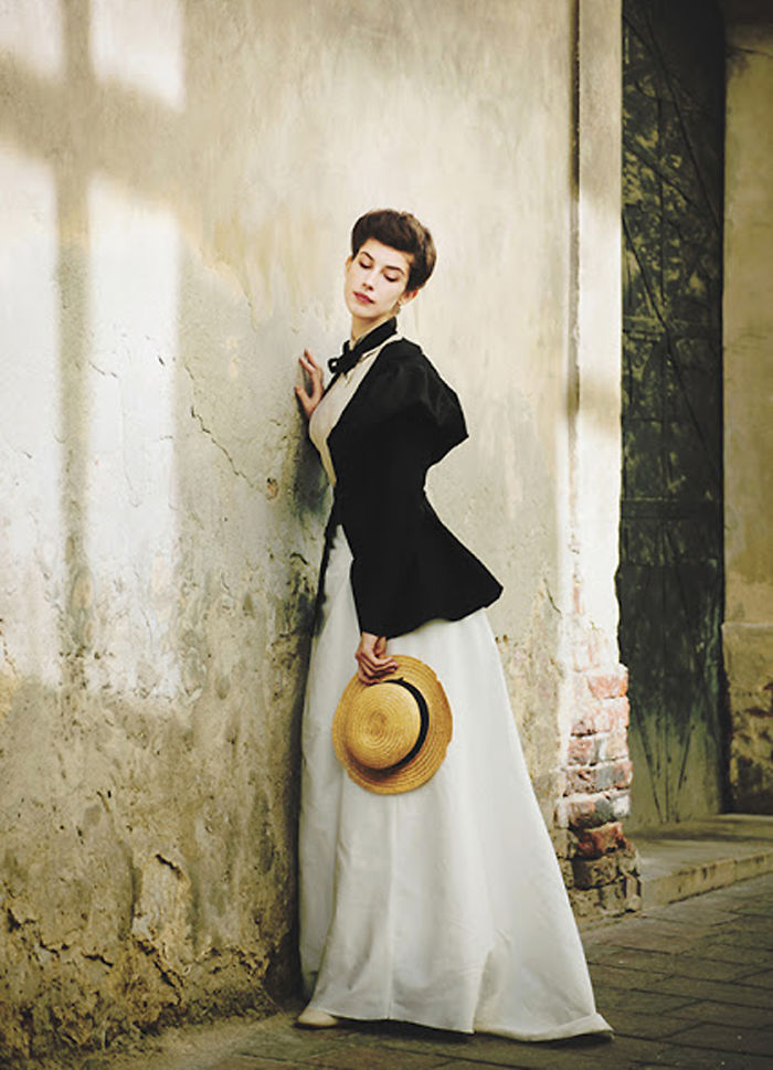 This Girl Makes Her Own Costumes And Proves Time Travel Is Real This Girl Makes Her Own Costumes And Proves Time Travel Is Real