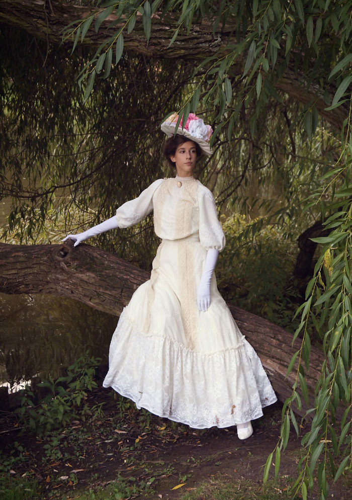 This Girl Makes Her Own Costumes And Proves Time Travel Is Real This Girl Makes Her Own Costumes And Proves Time Travel Is Real