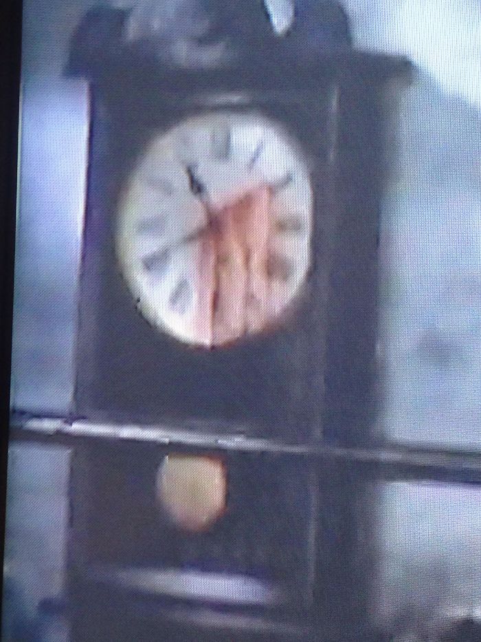 In The Evil Dead 2, After Ash Cuts Off His Hand And Is Forced To Fight It, A Clock Can Be Seen In The Background With Its Minute "Hand" Bleeding Mirroring Ash's Predicament