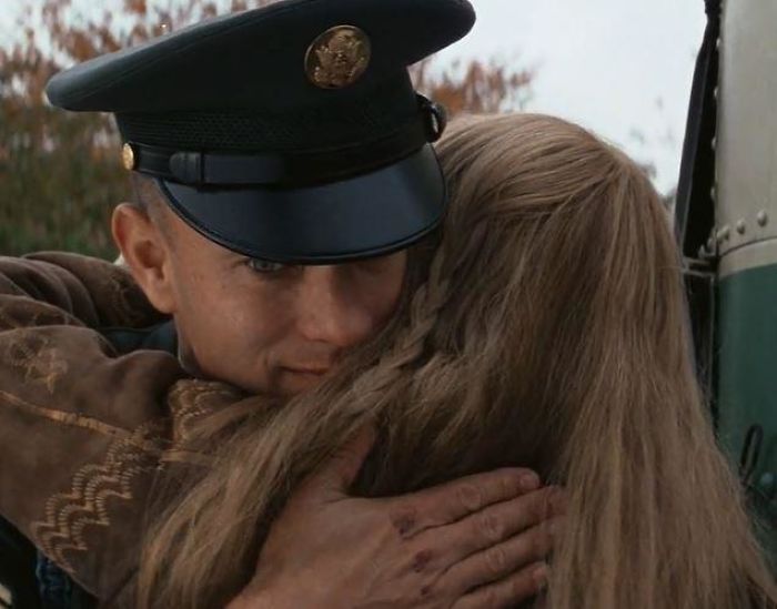 In Forrest Gump, You Can See The Bruise Left On Forrest's Knuckles After Beating Up Jenny's Boyfriend The Night Before