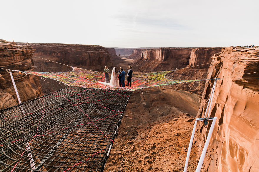 Couple Gets Married At 400 Feet Height And The Pictures Will Take Your Breath Away