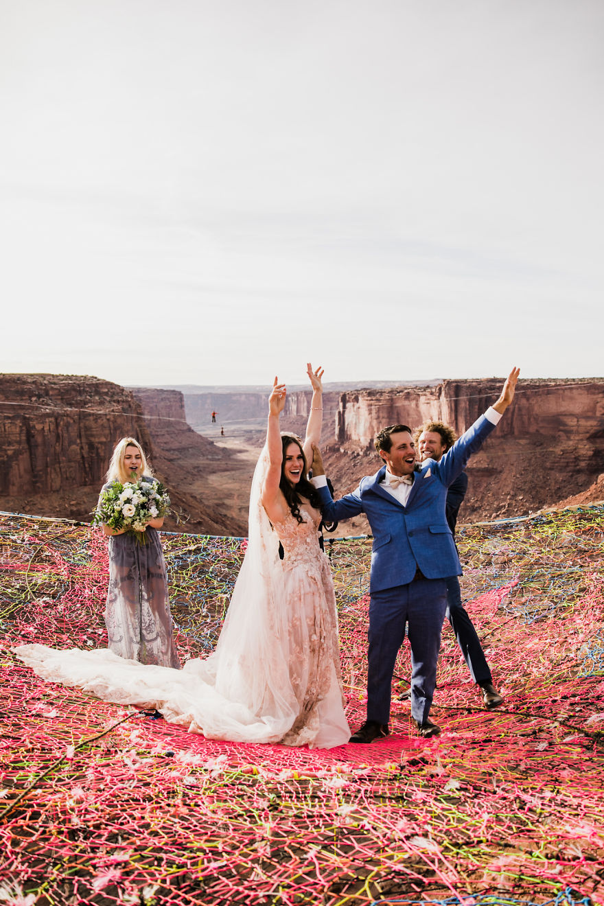 Couple Gets Married At 400 Feet Height And The Pictures Will Take Your Breath Away