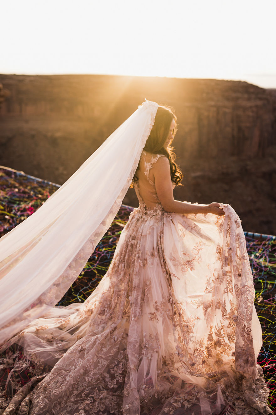 Couple Gets Married At 400 Feet Height And The Pictures Will Take Your Breath Away