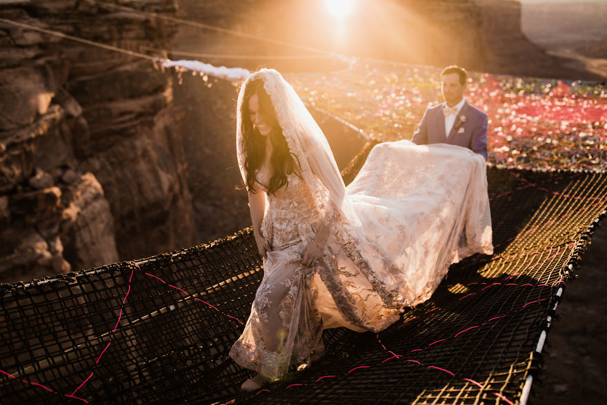 Couple Gets Married At 400 Feet Height And The Pictures Will Take Your Breath Away Couple Gets Married At 400 Feet Height And The Pictures Will Take Your Breath Away