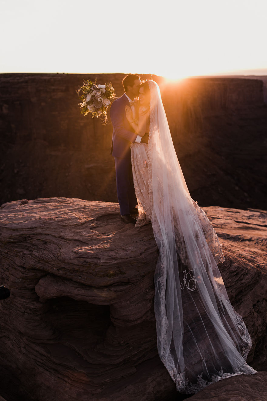 Couple Gets Married At 400 Feet Height And The Pictures Will Take Your Breath Away