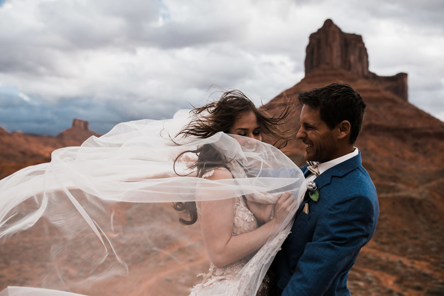 Couple Gets Married At 400 Feet Height And The Pictures Will Take Your Breath Away Couple Gets Married At 400 Feet Height And The Pictures Will Take Your Breath Away