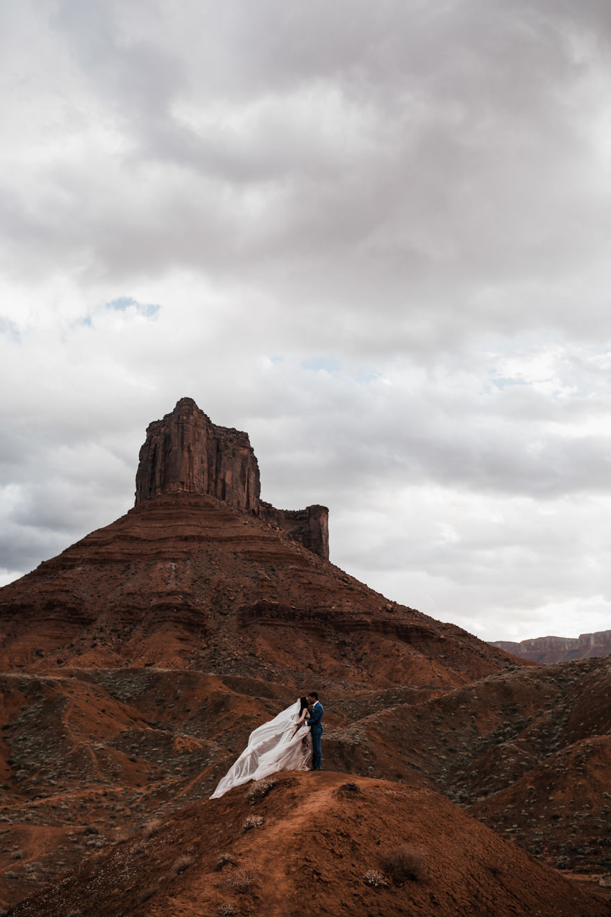 Couple Gets Married At 400 Feet Height And The Pictures Will Take Your Breath Away Couple Gets Married At 400 Feet Height And The Pictures Will Take Your Breath Away