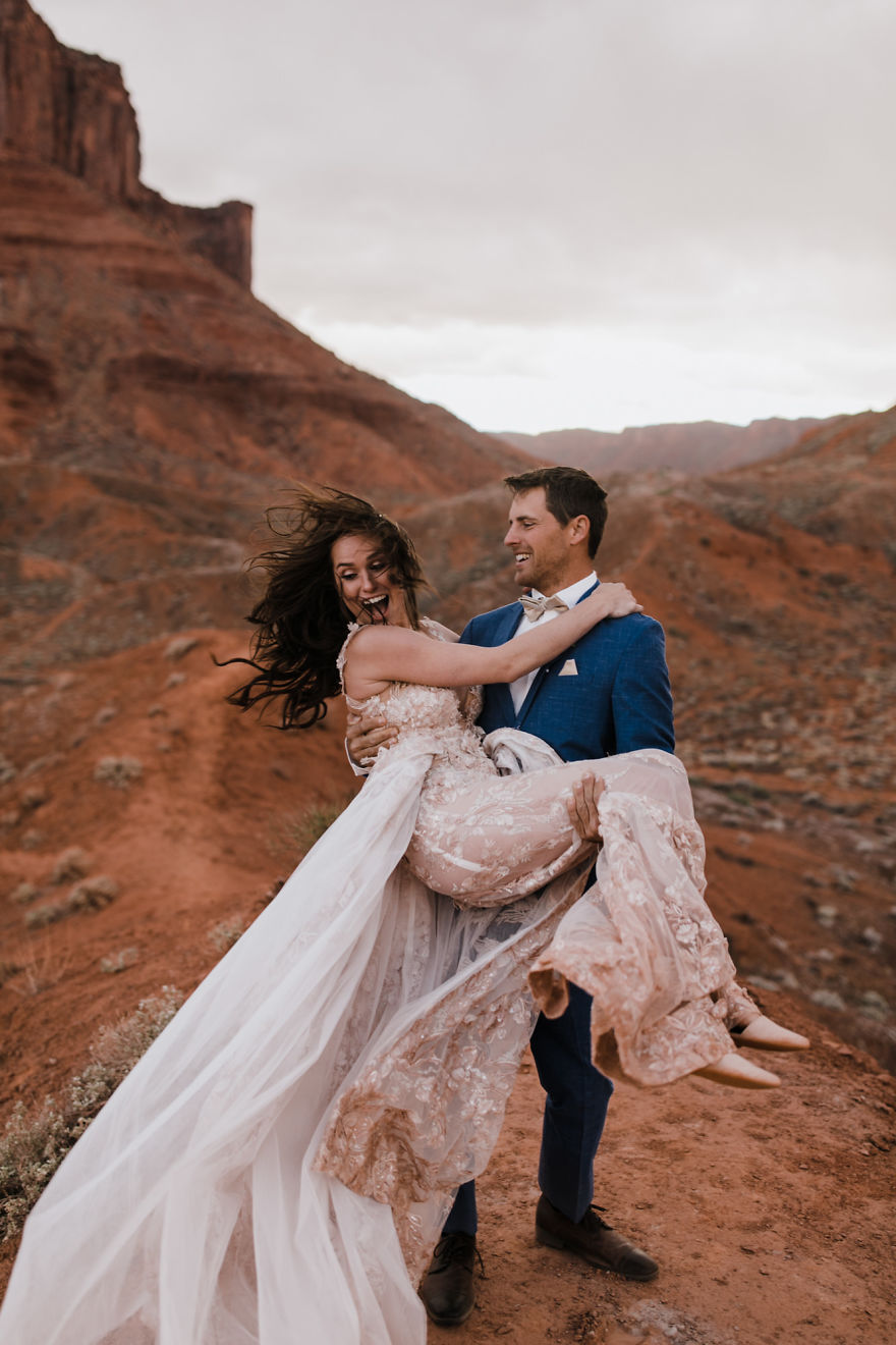 Couple Gets Married At 400 Feet Height And The Pictures Will Take Your Breath Away