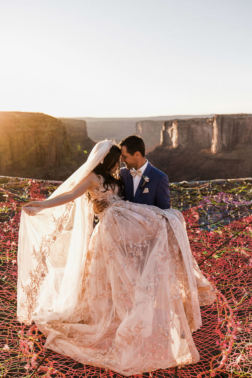 Couple Gets Married At 400 Feet Height And The Pictures Will Take Your Breath Away