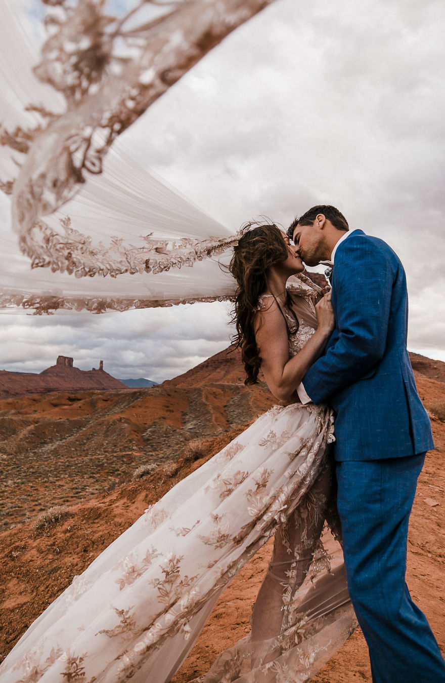 Couple Gets Married At 400 Feet Height And The Pictures Will Take Your Breath Away Couple Gets Married At 400 Feet Height And The Pictures Will Take Your Breath Away