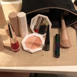 This Tattoo Artist Makes Portraits Of Rihanna Using The Makeup Line 'Fenty Beauty' This Tattoo Artist Makes Portraits Of Rihanna Using The Makeup Line 'Fenty Beauty'