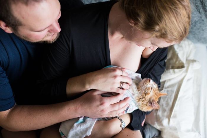 Couple's Birthing Photoshoot Goes Viral, And People Don't Know What To Think Couple's Birthing Photoshoot Goes Viral, And People Don't Know What To Think