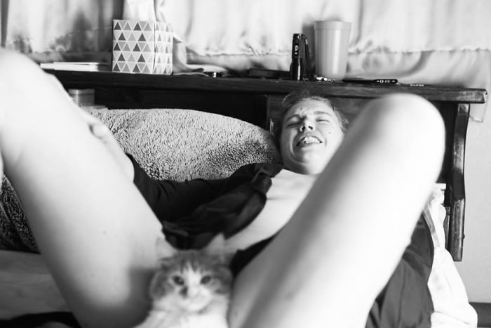 Couple's Birthing Photoshoot Goes Viral, And People Don't Know What To Think Couple's Birthing Photoshoot Goes Viral, And People Don't Know What To Think