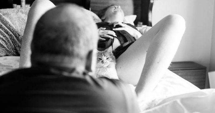 The Way This Couple Welcomed Their New Cat Is Going Viral, And The Internet Can't Decide Whether It's Funny Or WrongThe Way This Couple Welcomed Their New Cat Is Going Viral, And The Internet Can't Decide Whether It's Funny Or Wrong