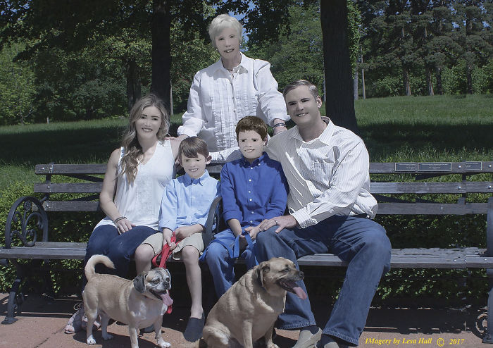 Family Can't Believe Their Eyes After Their Professional Photographer Shows Them Their Photos Family Can't Believe Their Eyes After Their Professional Photographer Shows Them Their Photos