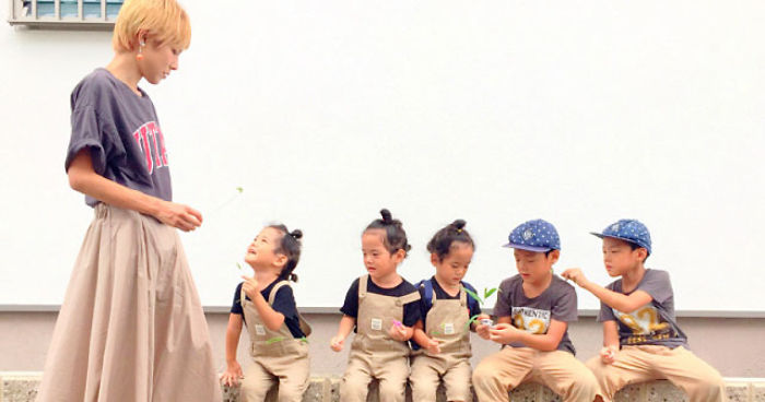 Japanese Mom Captures Her Life With Her Twins And Triplets And It’s Just Too Adorable