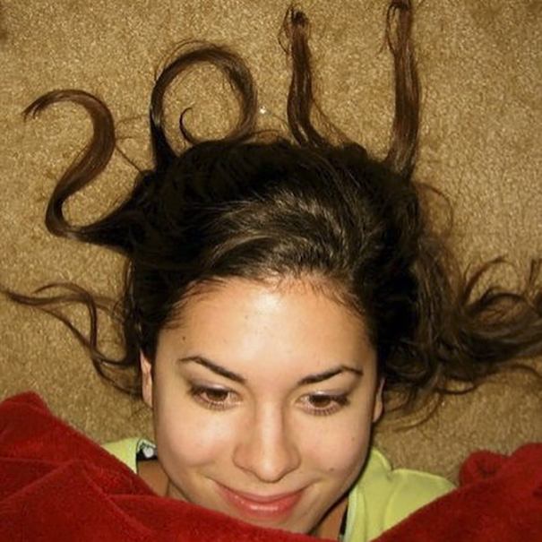 Woman Takes The Same New Year's Pic 10 Years In A Row And Someone Noticed She Hasn't Aged A Bit Woman Takes The Same New Year's Pic 10 Years In A Row And Someone Noticed She Hasn't Aged A Bit