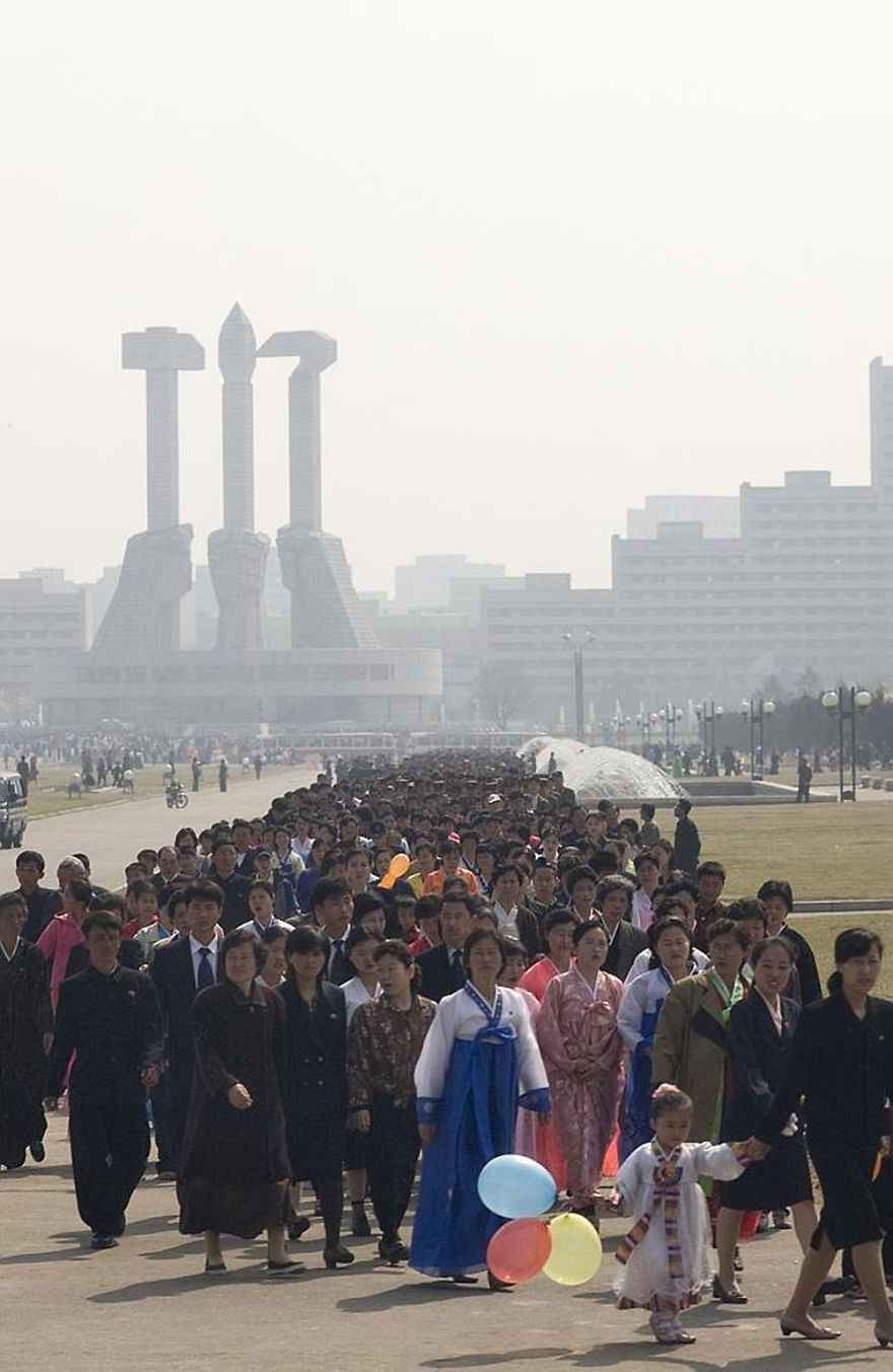 People queued up to visit various monuments 