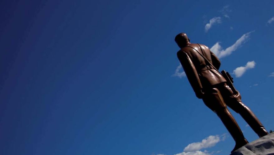 Kim's statues from the back 