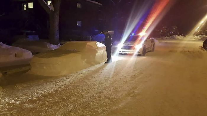 Internet no deja de reírse de estos policías que pusieron una multa con esta nota a este coche hecho de nieve Internet no deja de reírse de estos policías que pusieron una multa con esta nota a este coche hecho de nieve