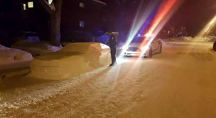 Internet no deja de reírse de estos policías que pusieron una multa con esta nota a este coche hecho de nieve