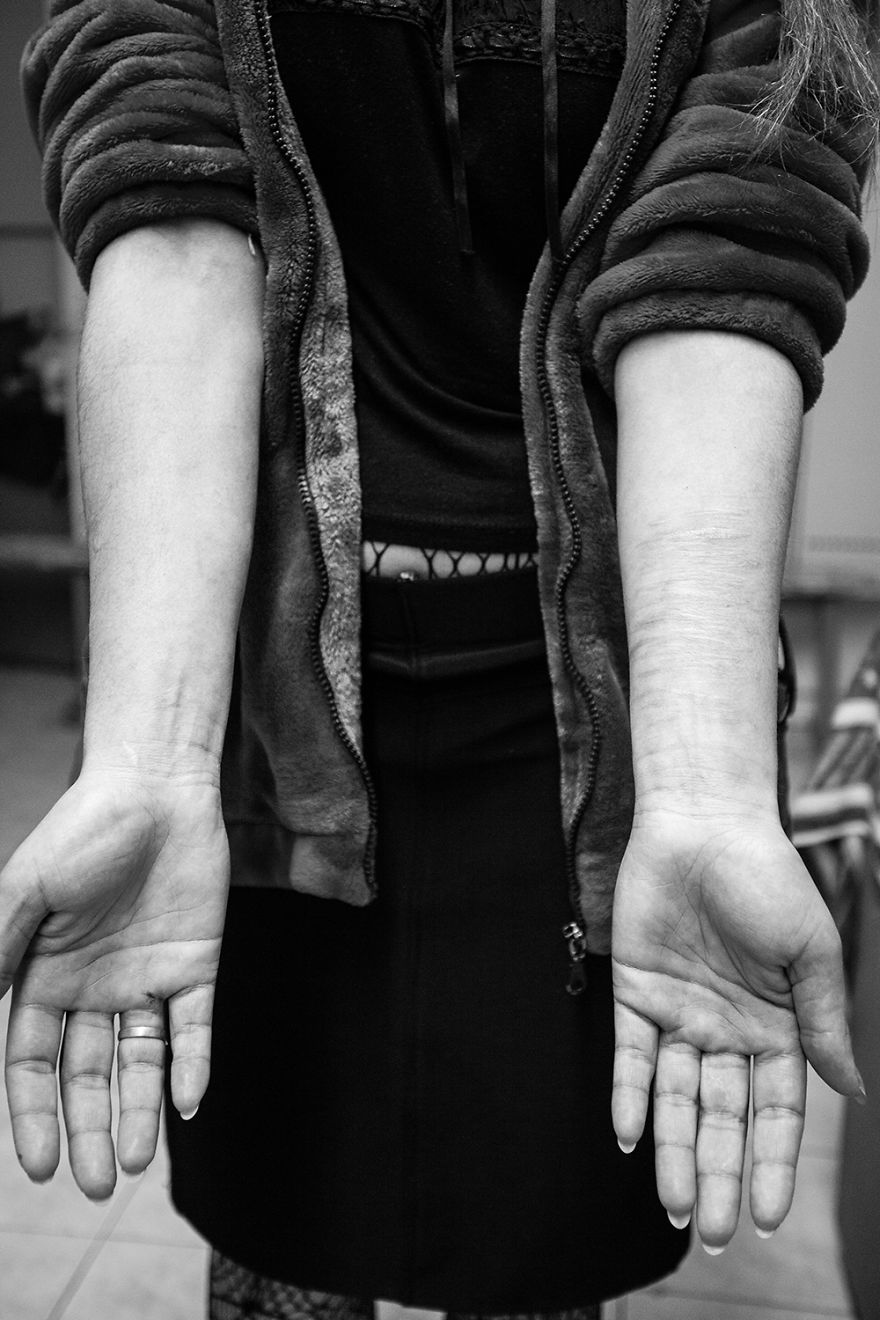 I Tried To Cure These Prisoners’ Hearts By Drawing Henna Tattoos On Their Hands