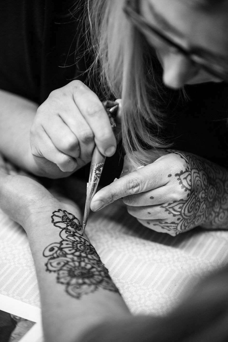 I Tried To Cure These Prisoners’ Hearts By Drawing Henna Tattoos On Their Hands