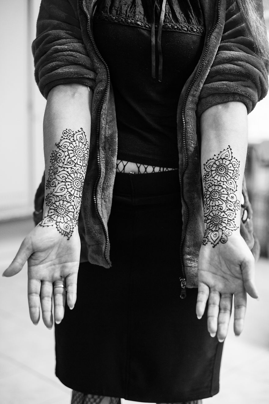 I Tried To Cure These Prisoners’ Hearts By Drawing Henna Tattoos On Their Hands