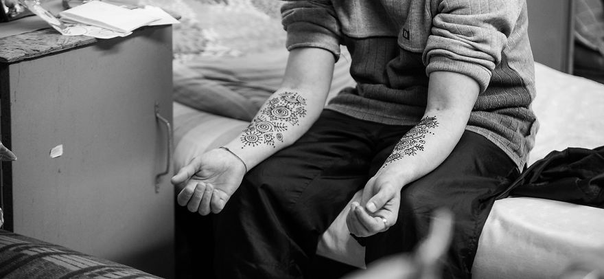 I Tried To Cure These Prisoners’ Hearts By Drawing Henna Tattoos On Their Hands