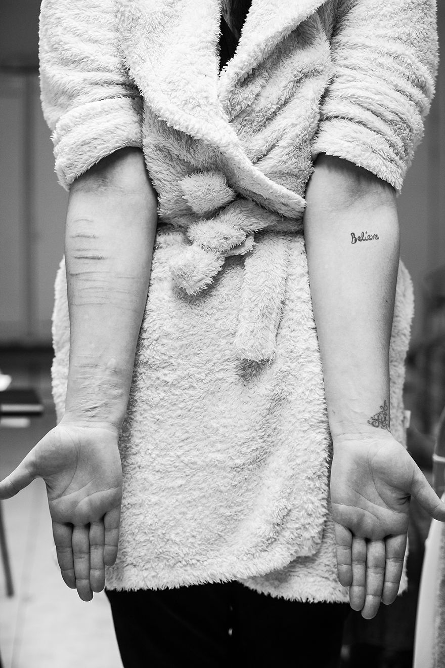 I Tried To Cure These Prisoners’ Hearts By Drawing Henna Tattoos On Their Hands I Tried To Cure These Prisoners’ Hearts By Drawing Henna Tattoos On Their Hands