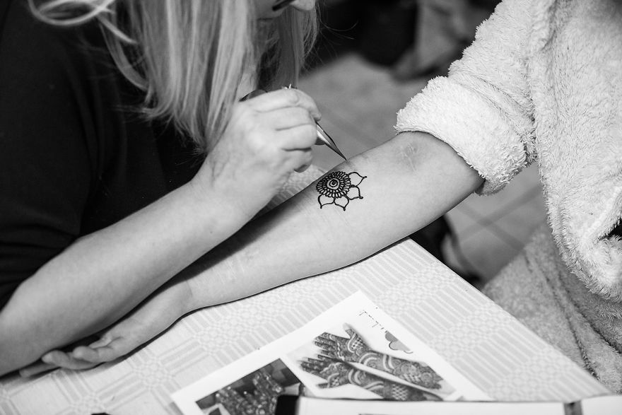 I Tried To Cure These Prisoners’ Hearts By Drawing Henna Tattoos On Their Hands I Tried To Cure These Prisoners’ Hearts By Drawing Henna Tattoos On Their Hands