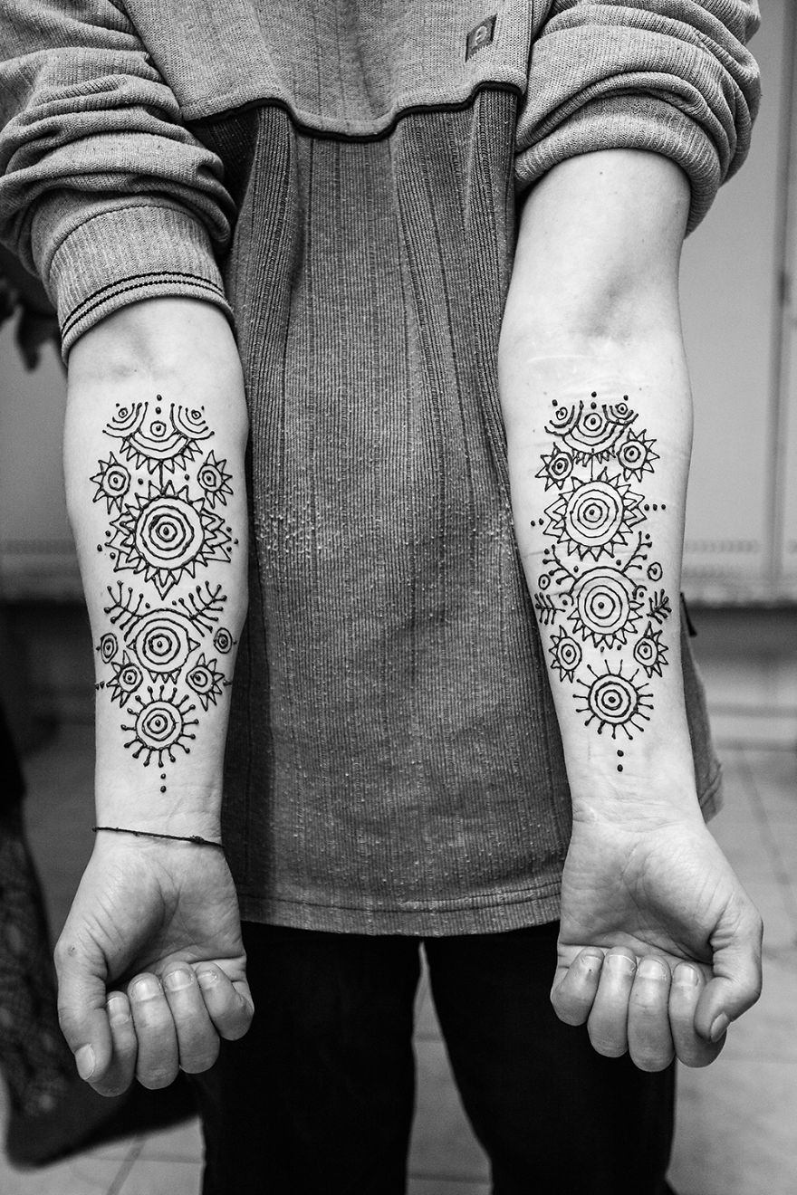 I Tried To Cure These Prisoners’ Hearts By Drawing Henna Tattoos On Their Hands