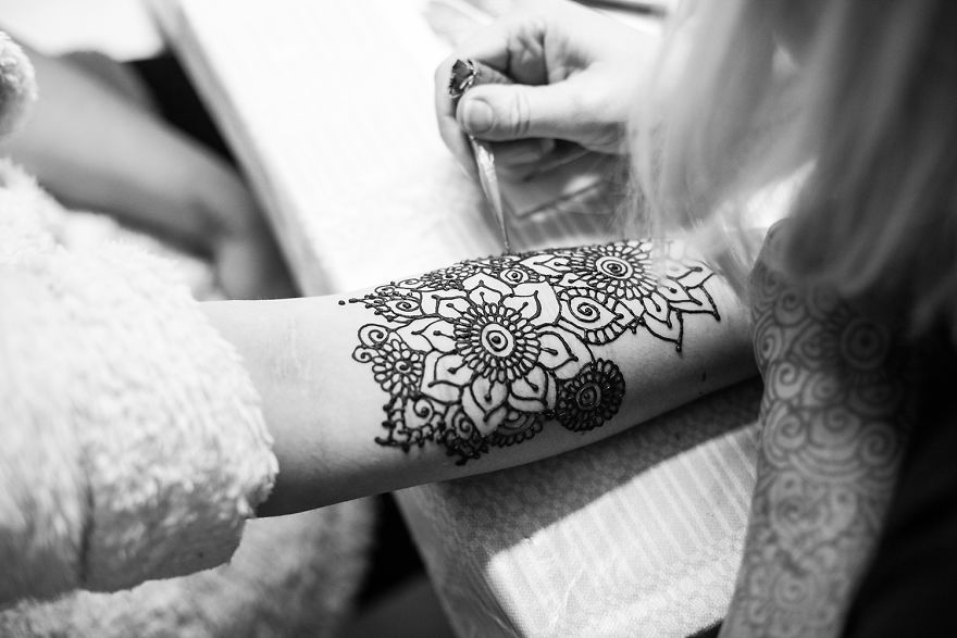 I Tried To Cure These Prisoners’ Hearts By Drawing Henna Tattoos On Their Hands