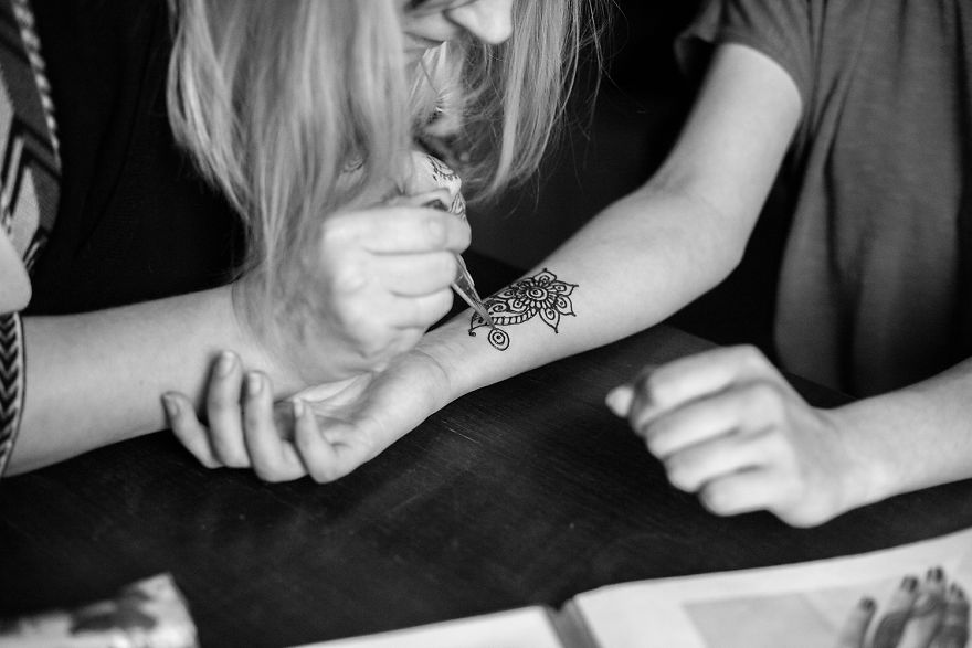 I Tried To Cure These Prisoners’ Hearts By Drawing Henna Tattoos On Their Hands