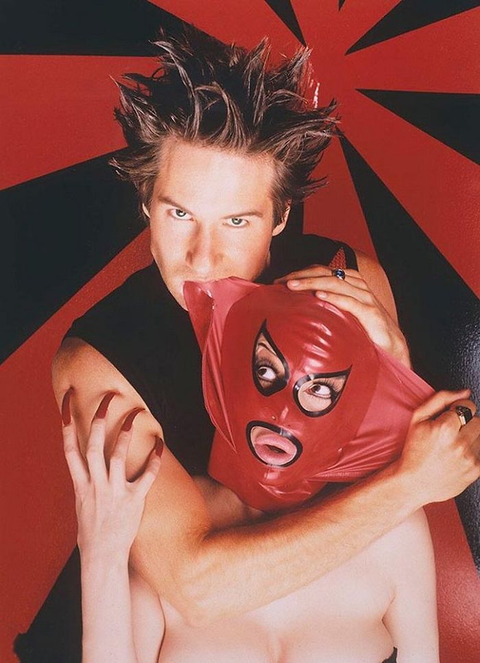 X-Files Photoshoot From The 90's Is Going Viral Again, And It's Super Weird Even For The 2018 Standards X-Files Photoshoot From The 90's Is Going Viral Again, And It's Super Weird Even For The 2018 Standards