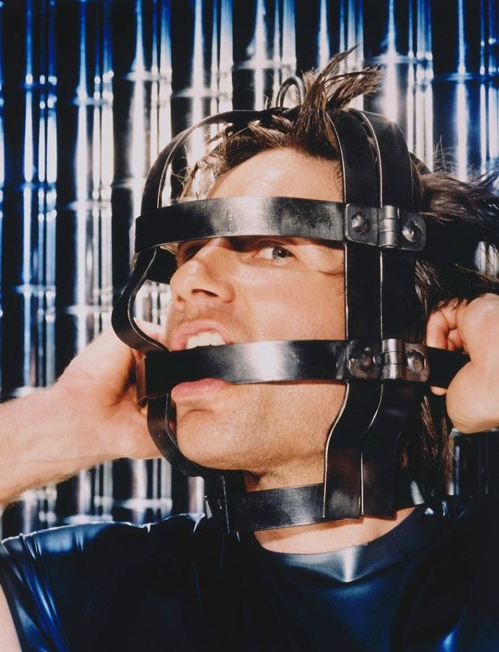 X-Files Photoshoot From The 90's Is Going Viral Again, And It's Super Weird Even For The 2018 Standards