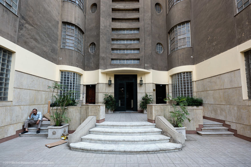 How Muslim Women Use Pole Dancing To Gain Confidence How Muslim Women Use Pole Dancing To Gain Confidence