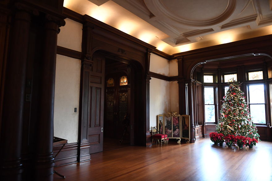 I Photographed A 1892 Historic Mansion At Christmas, One Of The Few Structures That Survived America's Deadliest Hurricane. I Photographed A 1892 Historic Mansion At Christmas, One Of The Few Structures That Survived America's Deadliest Hurricane.