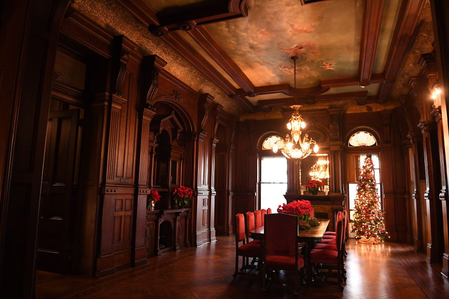 I Photographed A 1892 Historic Mansion At Christmas, One Of The Few Structures That Survived America's Deadliest Hurricane. I Photographed A 1892 Historic Mansion At Christmas, One Of The Few Structures That Survived America's Deadliest Hurricane.