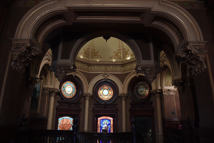 I Photographed A 1892 Historic Mansion At Christmas, One Of The Few Structures That Survived America's Deadliest Hurricane.