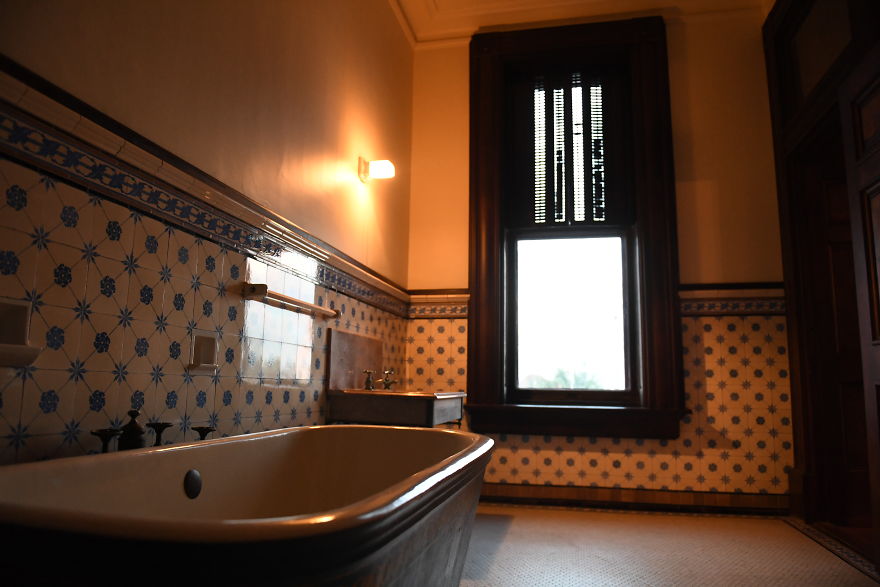 I Photographed A 1892 Historic Mansion At Christmas, One Of The Few Structures That Survived America's Deadliest Hurricane.