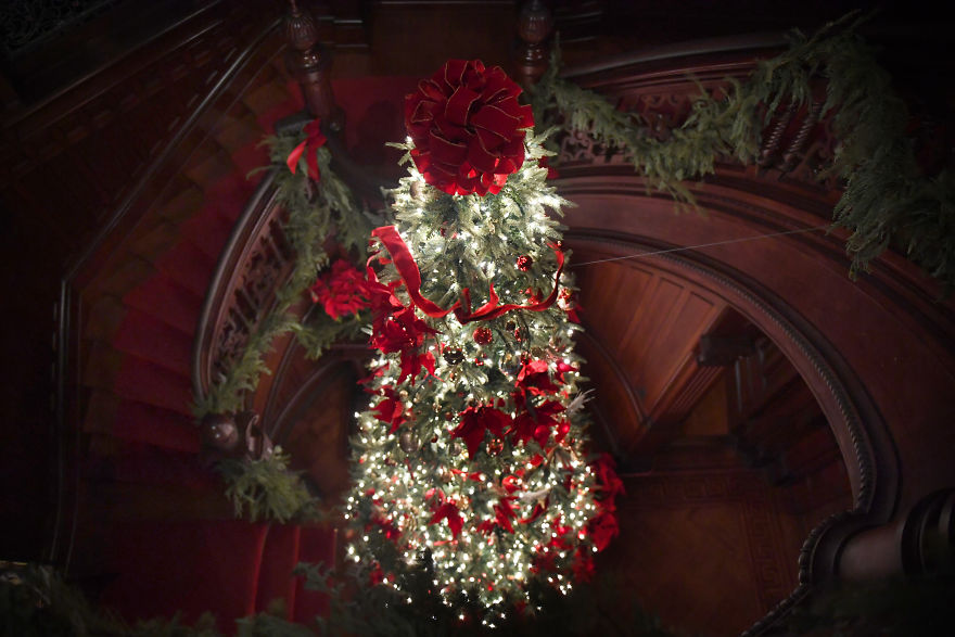 I Photographed A 1892 Historic Mansion At Christmas, One Of The Few Structures That Survived America's Deadliest Hurricane. I Photographed A 1892 Historic Mansion At Christmas, One Of The Few Structures That Survived America's Deadliest Hurricane.