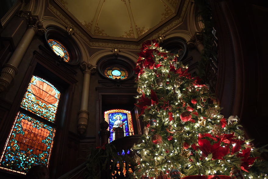 I Photographed A 1892 Historic Mansion At Christmas, One Of The Few Structures That Survived America's Deadliest Hurricane. I Photographed A 1892 Historic Mansion At Christmas, One Of The Few Structures That Survived America's Deadliest Hurricane.