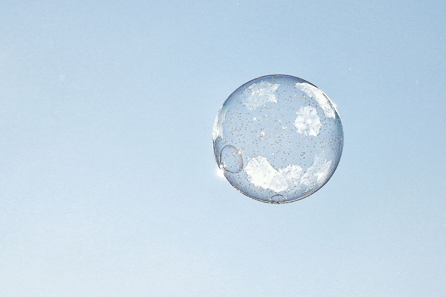 I Take Pictures Of Soap Bubbles That Freeze While Flying