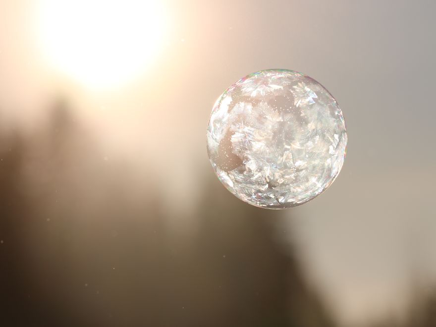 I Take Pictures Of Soap Bubbles That Freeze While Flying